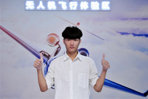 黄广鹏：工作两年来新华，选择学习“无人机”