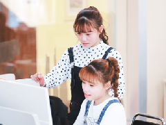 <b>当你还在为选择学校发愁时，他已经月入过</b> 