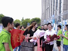 <b>【让蝴蝶飞过沧海】博闻于新华,耀眼于蓝</b>