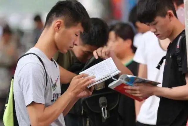 践行嘱托十年间丨“职业教育前景广阔、大有可为”